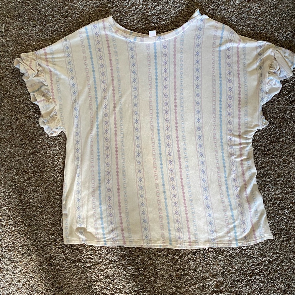 Women’s ruffle sleeve